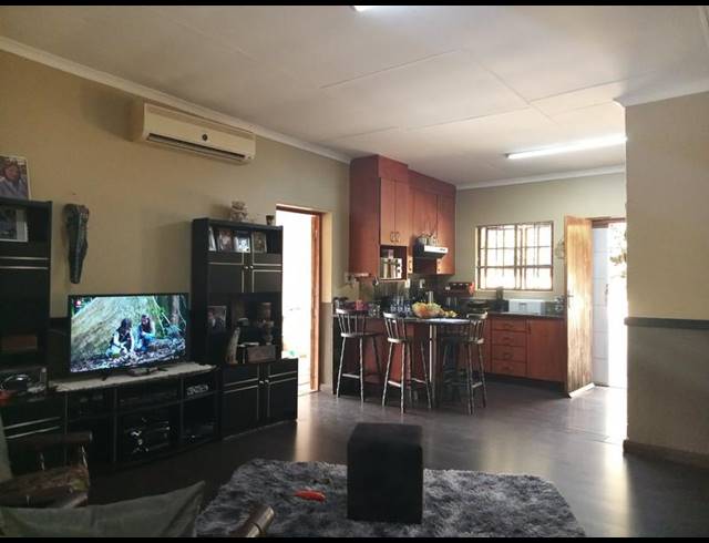 3 BEDROOM TOWNHOUSE FOR SALE IN EIKE PARK